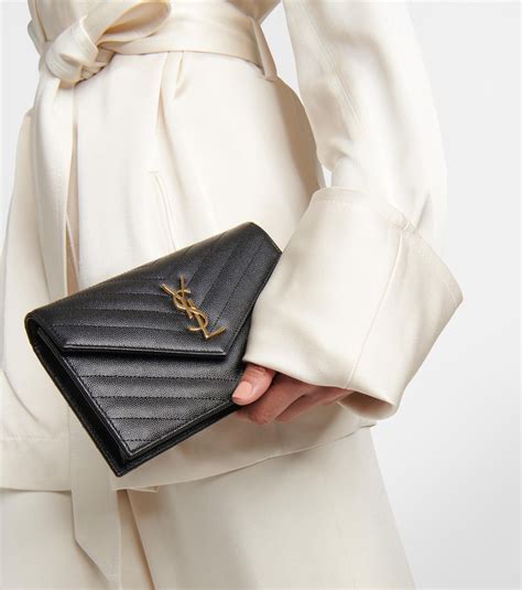 CASSANDRE ENVELOPE CHAIN WALLET IN GRAIN DE .